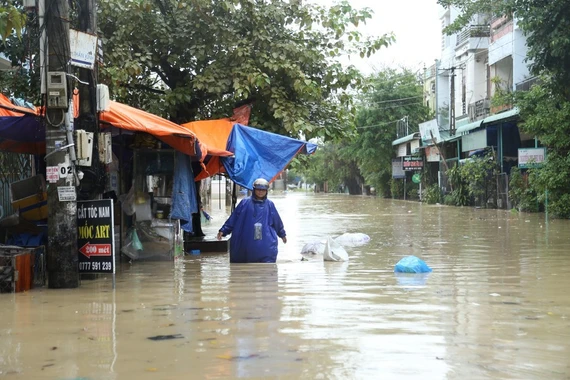 Mưa lớn kéo dài đã gây ngập lụt nhiều khu vực trên địa bàn tỉnh, hiện 38 trường đã cho học sinh nghỉ học để tránh lũ, đảm bảo an toàn.
