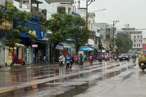 Phía Đông tỉnh Gia Lai mưa vừa đến mưa to, biển động, sóng cao 2-4 m