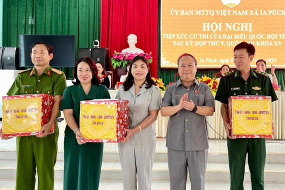 Đồng chí Châu Ngọc Tuấn-Phó Bí thư Tỉnh ủy, Trưởng Đoàn đại biểu Quốc hội tỉnh tặng quà cho Đảng ủy, HĐND, UBND, Công an xã, Đồn Biên phòng xã Ia Púch. Ảnh: Vũ Thảo