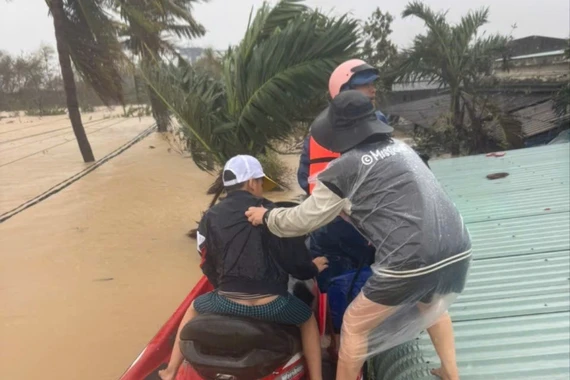 Giành sinh mạng giữa lũ dữ