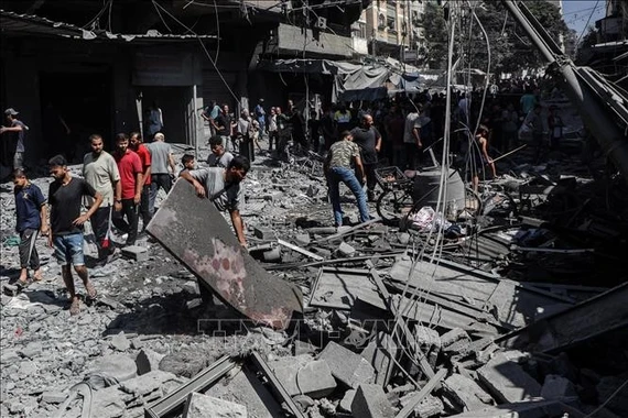 Những ngôi nhà bị phá huỷ trong vụ không kích của Israel xuống thành phố Gaza