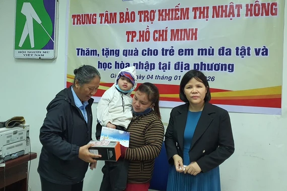 Hỗ trợ gần 130 triệu đồng cho trẻ khiếm thị đa tật và trẻ học hòa nhập tỉnh Gia Lai