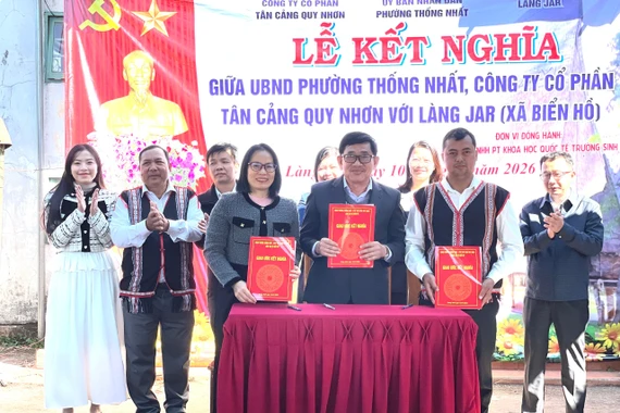 Phường Thống Nhất và Công ty cổ phần Tân cảng Quy Nhơn kết nghĩa với làng Jar