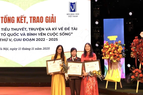 3 tác giả đạt giải cuộc thi viết về đề tài “Vì an ninh Tổ quốc và bình yên cuộc sống” lần thứ V. 