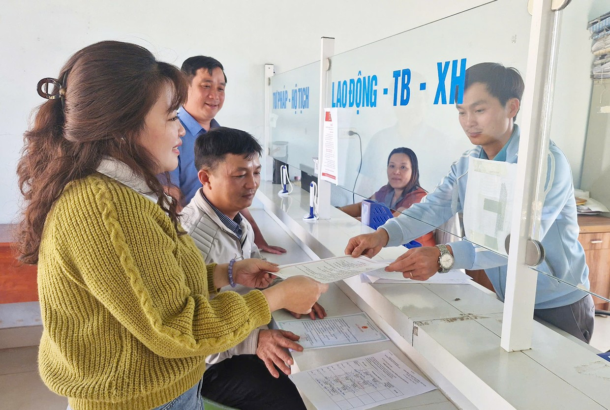 مردم برای حل و فصل مراحل اداری به کمیته مردمی کمون تانگ هونگ، منطقه چو پرونگ، مراجعه میکنند. عکس: وی. اچ. 2vh.jpg