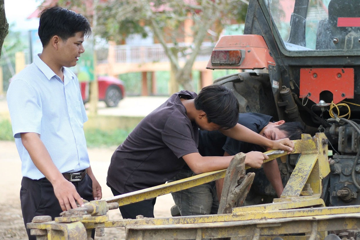 លោក ឌិញ ហ្វឺវូ អនុប្រធានគណៈកម្មាធិការប្រជាជនឃុំយ៉ាងបាក់ អញ្ជើញទៅសួរសុខទុក្ខ និងសាកសួរព័ត៌មានអំពីសិក្ខាកាមដែលកំពុងសិក្សាវគ្គជួសជុលគ្រឿងចក្រ។ រូបថត៖ ឡាក់ ហា 2lacha.jpg