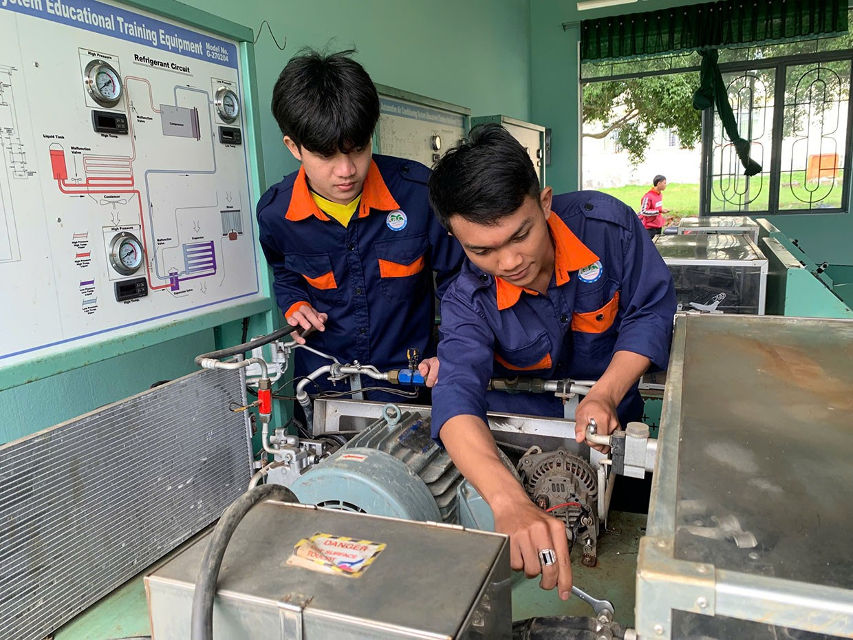 លោក ឌិញ វ៉ាន់អ៊ុក (ស្តាំបំផុត ភូមិគ្រុយចាយ ឃុំយ៉ាងបាក់) អំឡុងពេលវគ្គជាក់ស្តែងនៃថ្នាក់បច្ចេកវិទ្យាយានយន្តនៅមហាវិទ្យាល័យយ៉ាឡាយ។ រូបថត៖ L.H. dak-po-chu-trong-huong-nghiep-dao-tao-nghe-bb.jpg