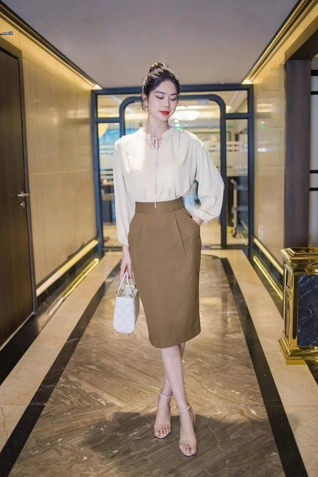 Chân váy bút chì xẻ tà trước kết hợp chi tiết giả túi là điểm giao thoa tinh tế giữa vẻ đẹp nữ tính cùng phong thái chuyên nghiệp. ẢNH: CCHAT CLOTHES