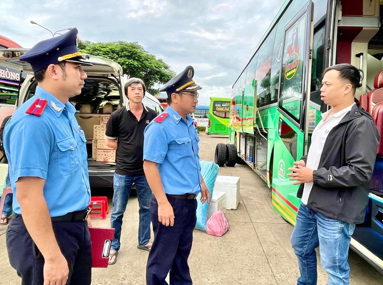 Transportinspektionen inspekterar efterlevnaden av lagstadgade bestämmelser för persontransportföretag. Foto: Minh Phuong tang-cuong-dam-bao-an-ninh-trat-tu-an-toan-giao-thong-dip-tet-dd.jpg