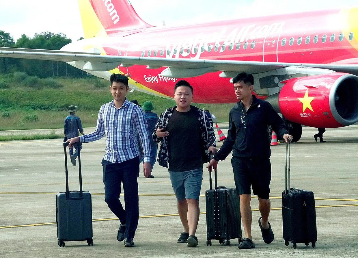 Sedan den 13 januari har flygbolagen på Pleiku flygplats ökat antalet flygningar från 1 till 5 per dag för att tillgodose människors resebehov. Foto: Duc Thuy 2dt.jpg