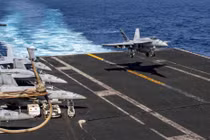 Tiêm kích Mỹ hạ cánh xuống tàu sân bay hoạt động ở Trung Đông hôm 2-6. Ảnh: US Navy