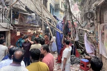 Người dân hoảng loạn chạy khỏi các tòa nhà khi xảy ra động đất. Ảnh: Reuters