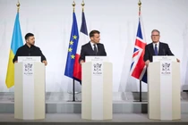 Tổng thống Ukraine Volodymyr Zelensky (ngoài cùng, trái) và Tổng thống Pháp Emmanuel Macron (giữa), Thủ tướng Anh Keir Starmer tại cuộc họp báo chung ở Paris ngày 6-1-2026. Ảnh: Volodymyr Zelensky/X