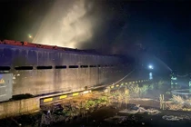 Lính cứu hỏa Ukraine chữa cháy sau trận tập kích của Nga, ngày 23-12. Ảnh: DSNS Ukraine