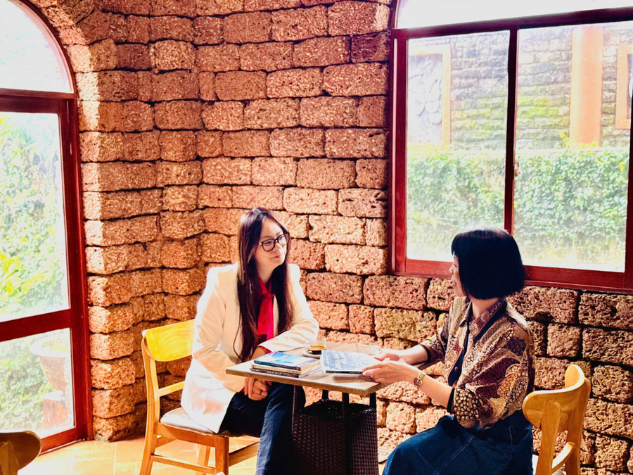 Nhà thơ Lê Vi Thủy (bên trái) chia sẻ với tác giả về quá trình sáng tác. Ảnh: T.B nha-tho-le-vi-thuy-ben-trai-chia-se-voi-tac-gia-ve-qua-trinh-sang-tac.jpg