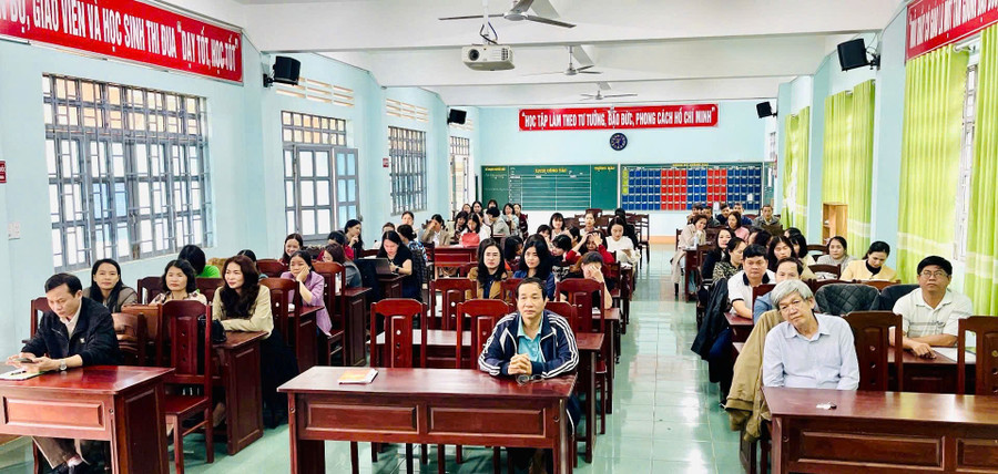 Các đại biểu tham gia lớp bồi dưỡng tại điểm cầu Trường THCS Nguyễn Du. Ảnh: N.T.D lop-tap-huan-tai-truong-nguyen-du.jpg