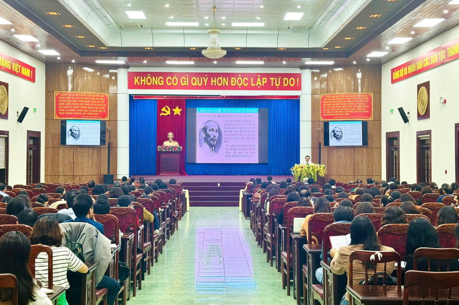 Quang cảnh lớp bồi dưỡng chính trị hè tại Hội trường 19-5, phường Diên Hồng. Ảnh: T.N quang-canh-lop-tap-huan.jpg