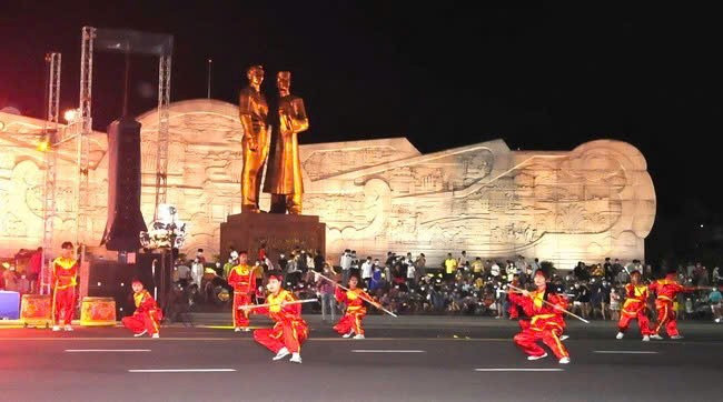 Quảng trường Nguyễn Tất Thành là nơi diễn ra nhiều hoạt động của lễ hội tinh hoa đại ngàn-biển xanh hội tụ năm 2025. Ảnh: NGỌC NHUẬN gen-n-anh-2.jpg