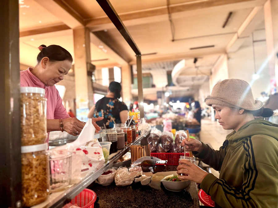 Ms. Nguyen Thi Duoc is preparing food for customers. Photo: TUE NGUYEN ba-nguyen-thi-duoc-dang-lam-do-an-cho-khach-anh-thai-binh-4.jpg