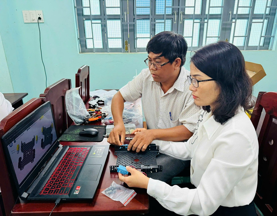 Giáo viên Trường THCS Nguyễn Du (phường Diên Hồng) tập huấn lắp ráp Kit Robot STEM sáng tạo và thi đấu ORC K2. Ảnh: ĐVCC gen-h-giao-duc-2.jpg