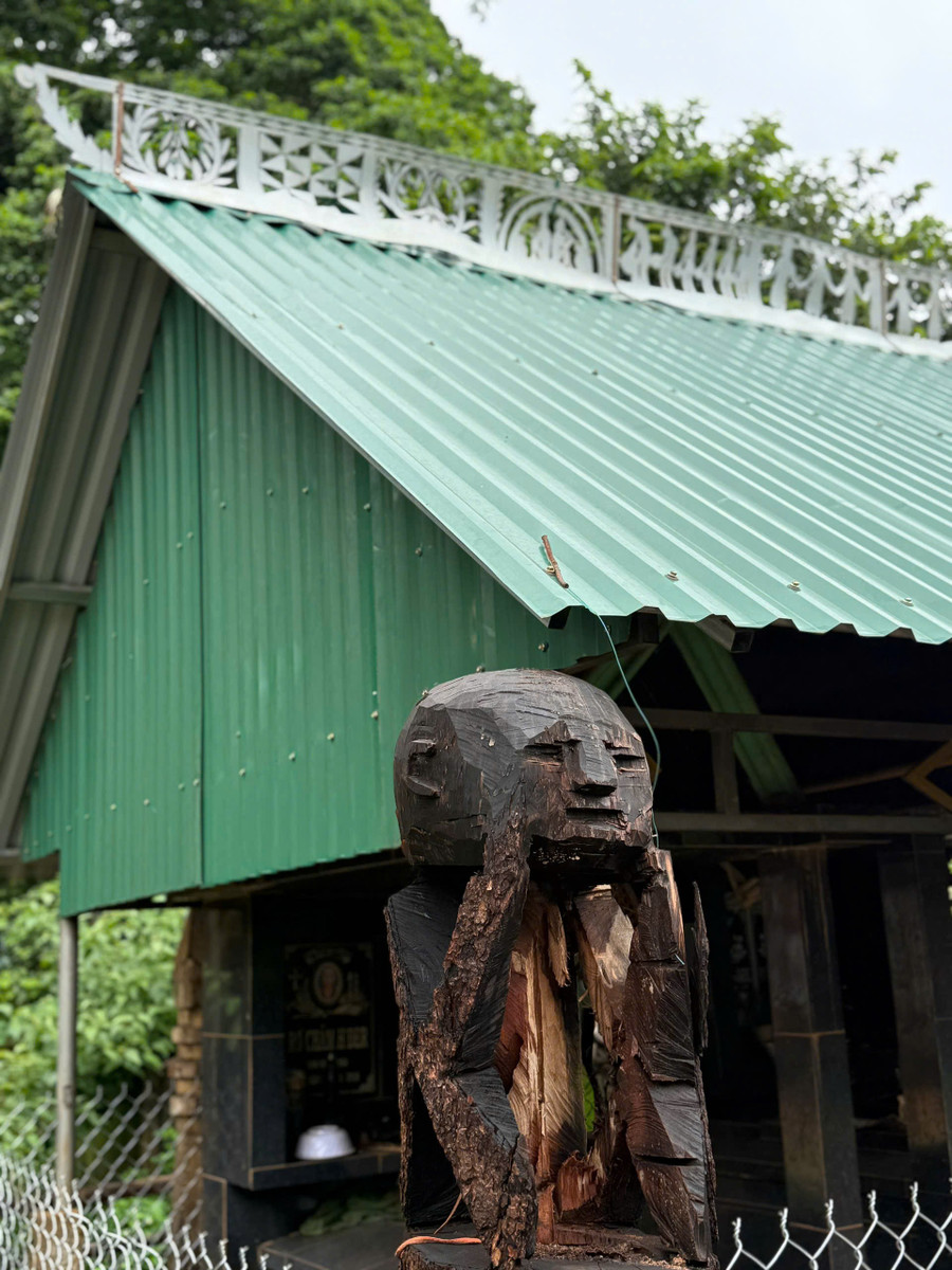 Tượng người ngồi ôm mặt khóc. Ảnh: T.B anh-4.jpg