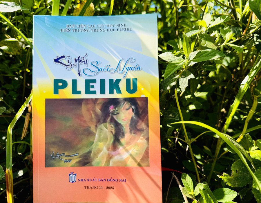 Coperta anuarului Pleiku Stream. Fotografie: Thai Binh. bia-sach-ky-yeu-suoi-nguon-pleiku.jpg