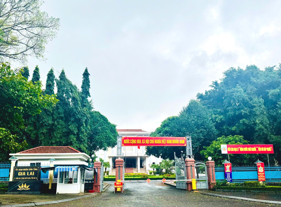 Trụ sở UBND tỉnh Gia Lai (cũ) được bố trí là nơi làm việc của bộ phận thường trực một số đơn vị như: Văn phòng UBND tỉnh, Sở Y tế, Sở Ngoại vụ, Sở Giáo dục và Đào tạo. Ảnh: T.N anh-tru-so-ubnd-tinh.jpg
