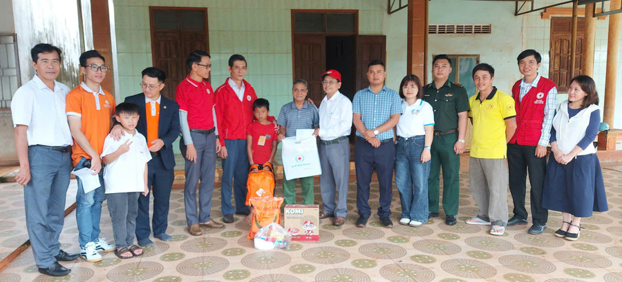 Lãnh đạo Hội Chữ Thập đỏ Gia Lai và đại diện các đội nhóm thiện nguyện tặng quà cho gia đình bệnh binh Siu Vẽn, làng Mook Đen 2, xã Ia Dom. Ảnh: Quốc Linh 3.jpg