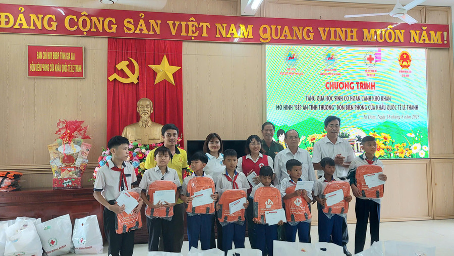 Trao quà cho 15 em học sinh có hoàn cảnh khó khăn thuộc mô hình “Bếp ăn tình thương” Đồn Biên phòng Cửa khẩu Quốc tế Lệ Thanh. 4.jpg