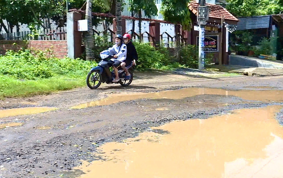 Trên tuyến đường Bùi Đình Túy (tổ 3, phường Hoa Lư) xuất hiện nhiều vũng nước sâu gây nguy hiểm cho người điều khiển phương tiện khi qua khu vực này. Ảnh: Duy Linh tren-tuyen-duong-bui-dinh-tuy-to-3-phuong-hoa-lu-xuat-hien-nhieu-vung-nuoc-sau-gay-nguy-hiem-cho-nguoi-dieu-khien-phuong-tien-khi-qua-khu-vuc-nay-anh-duy-linh.jpg