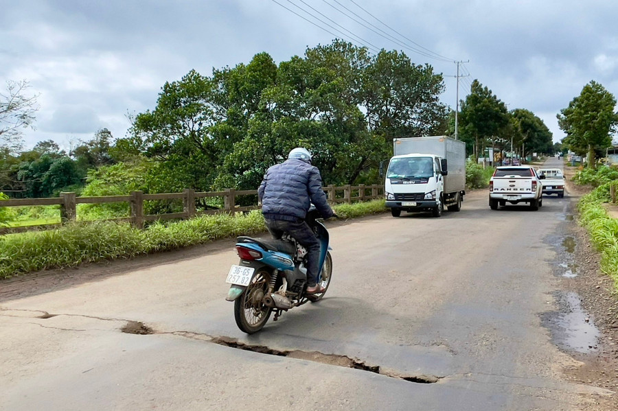 Đường Trần Văn Bình-đoạn gần cầu Trà Đa (thôn 2, xã Trà Đa) bị hư hỏng, sụp lún gây nguy hiểm cho người tham gia giao thông. Ảnh: Minh Phương duong-tran-van-binh-doan-gan-cau-tra-da-thon-2-xa-tra-da-bi-hu-hong-sup-lun-tro-thanh-cai-bay-gay-nguy-hiem-cho-nguoi-tham-gia-giao-thong-anh-minh-phuong.jpg