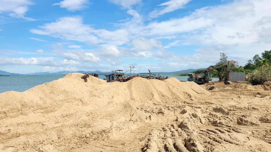 Le Comité populaire provincial a demandé au ministère de l'Agriculture et de l'Environnement de lutter avec détermination contre les violations de la loi dans les activités minières. Photo : Minh Phuong mo-cat.jpg