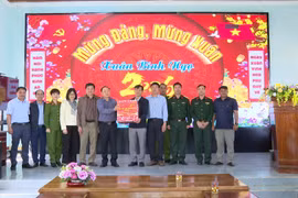 Bí thư Tỉnh ủy Thái Đại Ngọc thăm, chúc Tết tại xã Sơn Lang.