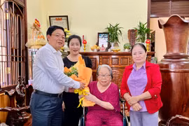 Bí thư Tỉnh ủy Hồ Quốc Dũng thăm, tặng quà các gia đình chính sách