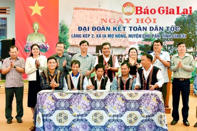 Bí thư Tỉnh ủy Gia Lai Hồ Văn Niên: Người dân làng Kép 2 cần tiếp tục đoàn kết, giúp đỡ nhau phát triển kinh tế