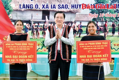 Trưởng ban Nội chính Trung ương Phan Đình Trạc chung vui Ngày hội Đại đoàn kết với bà con làng Ó