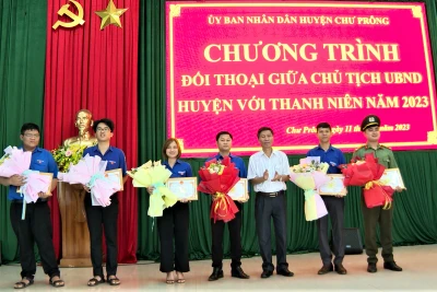 Chủ tịch UBND huyện Chư Prông đối thoại với thanh niên