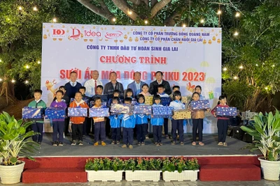 Pleiku trao 200 phần quà cho các em học sinh có hoàn cảnh khó khăn..