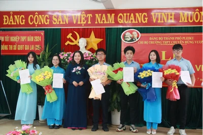 6 học sinh Trường THPT chuyên Hùng Vương được kết nạp Đảng