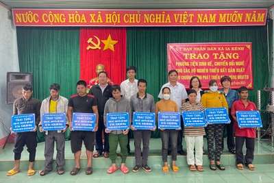 Trao phương tiện sinh kế cho hộ nghèo Pleiku và Chư Prông