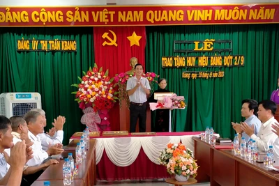 Kbang: 31 đảng viên được trao huy hiệu Đảng dịp 2-9