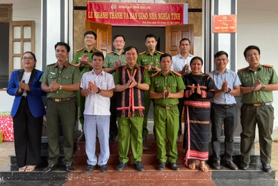 Công an tỉnh trao nhà “Nghĩa tình đồng đội” tại xã Glar