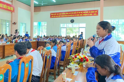 Lãnh đạo huyện Ia Pa đối thoại với trẻ em