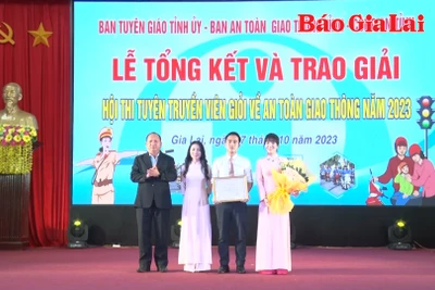 “Thượng tôn pháp luật để xây dựng văn hóa giao thông an toàn” 