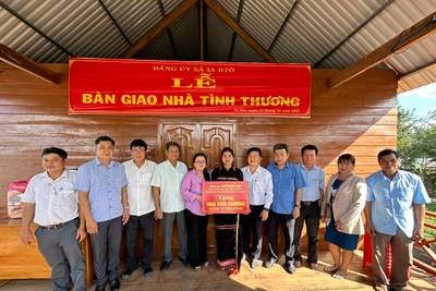 Bàn giao 2 căn nhà tình thương cho hộ nghèo tại thị xã Ayun Pa