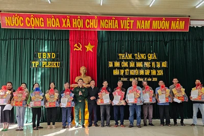 Pleiku trao quà Tết cho 184 gia đình công dân đang phục vụ tại ngũ 