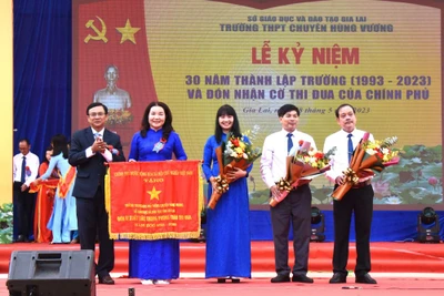 Trường THPT chuyên Hùng Vương kỷ niệm 30 năm ngày thành lập và đón nhận cờ thi đua của Chính phủ