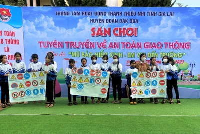 Tuyên truyền về an toàn giao thông cho thiếu nhi xã Glar