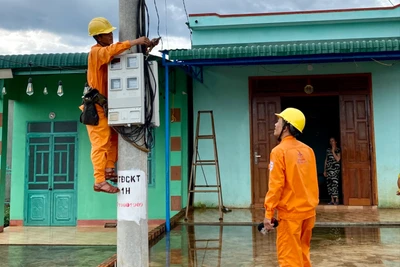  Kéo điện về khu tái định cư. Ảnh Hà Duy