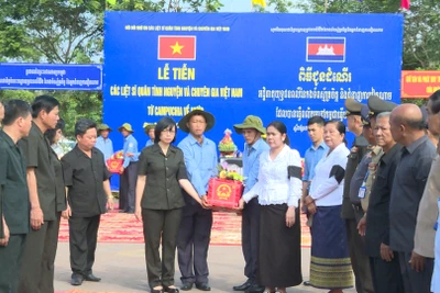 Trang nghiêm lễ tiễn, bàn giao hài cốt các liệt sĩ Việt Nam hy sinh tại Campuchia